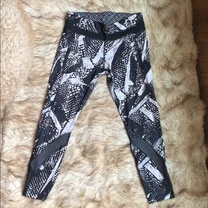 Lululemon black & white pattern leggings